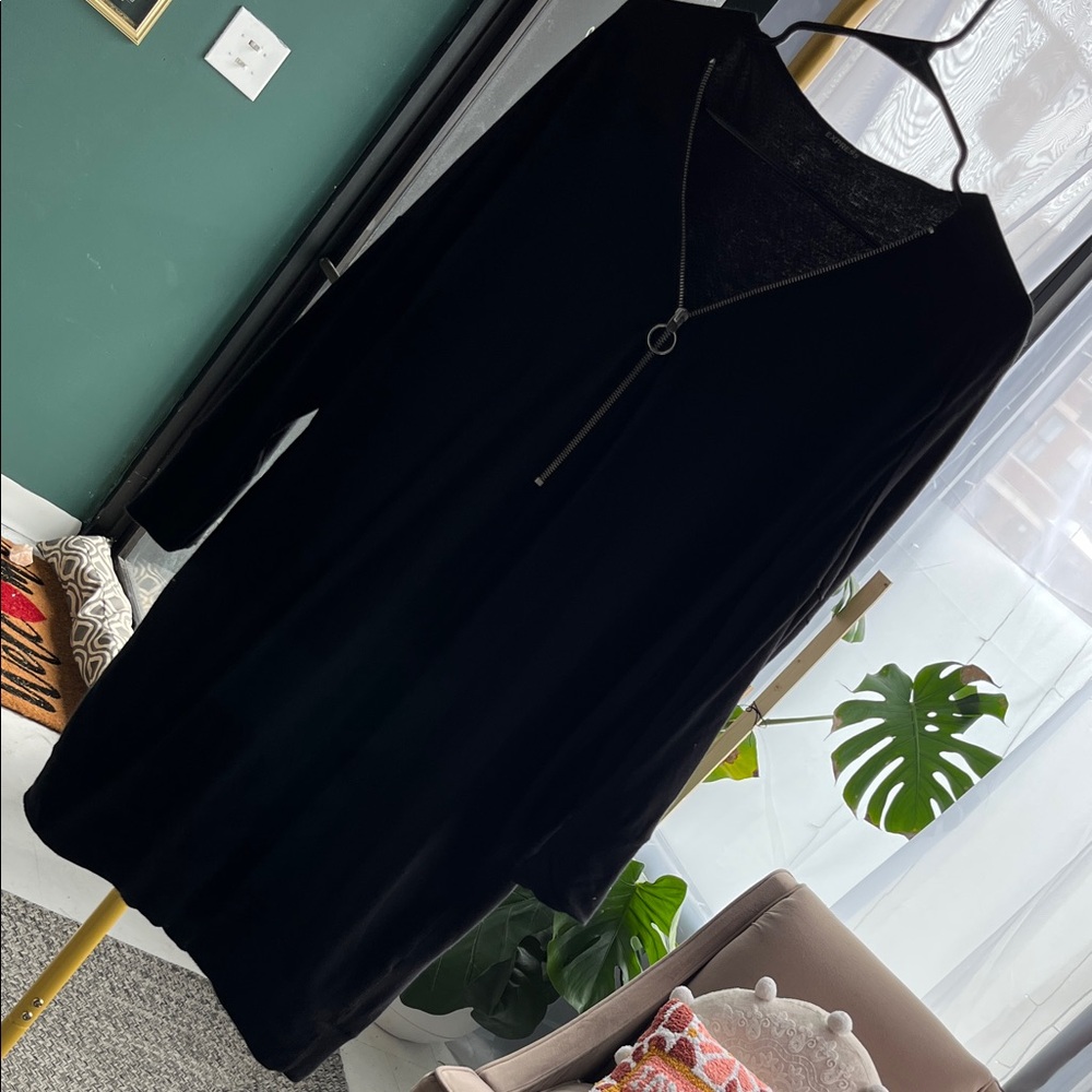 Express Black Long Sleeve V-Neck Shift Dress with Front Zip